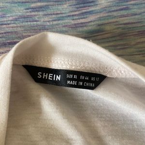 Size XL, fits more like a M/L sunflower/ USA shirt. Cute soft comfy!